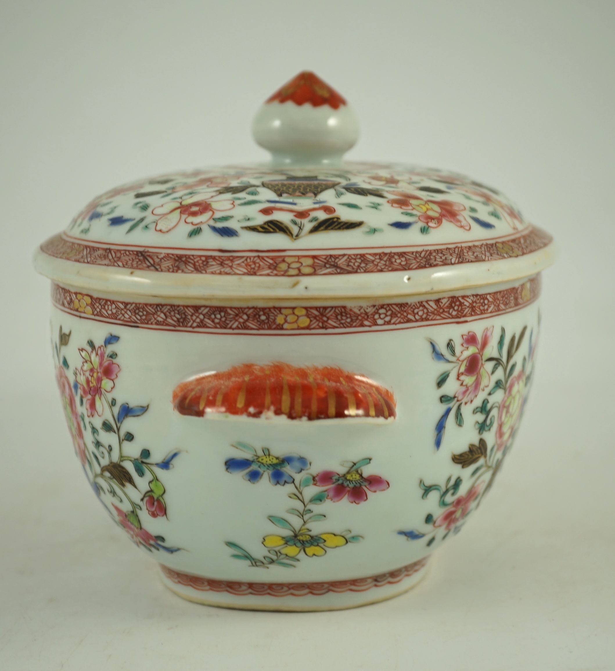 A Chinese export famille rose small tureen and cover, Qianlong period, 22.5 cm wide